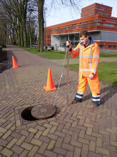 Riolift in gebruik nabij gemeentehuis Waalwijk